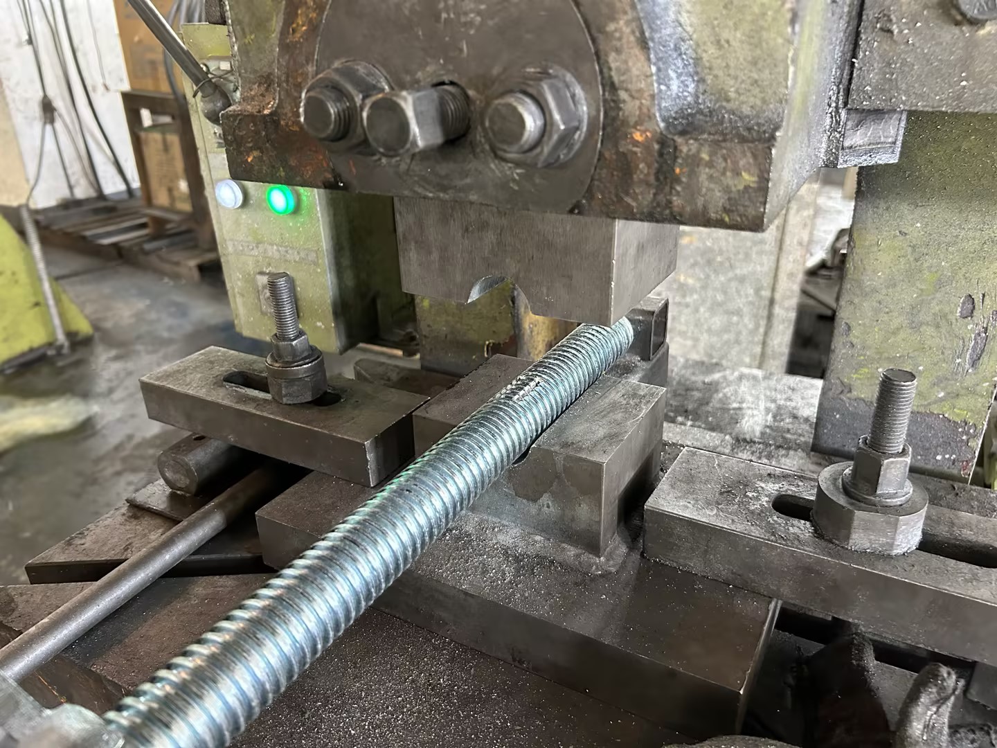 Destroy the screw jack