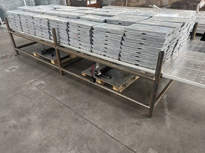 Deformation and displacement of a 4-meter-long enclosed scaffolding plank under a load of 5.6 tons.