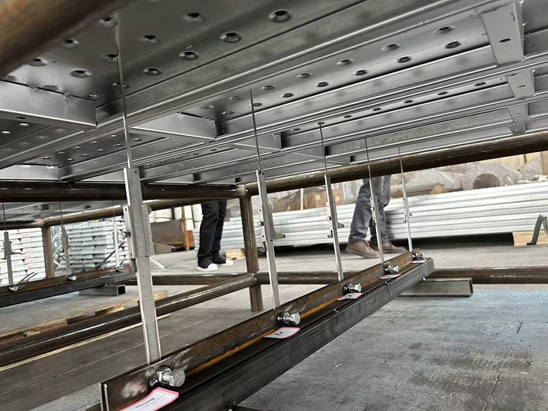 Deformation and displacement of a 4-meter-long enclosed scaffolding plank under a load of 5.6 tons.